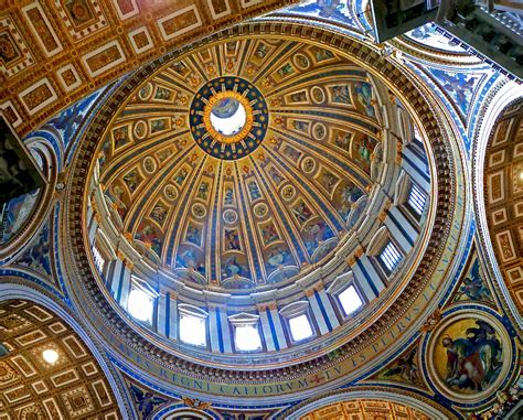 Dettaglio architettonico della cupola e del mosaico interno della Basilica