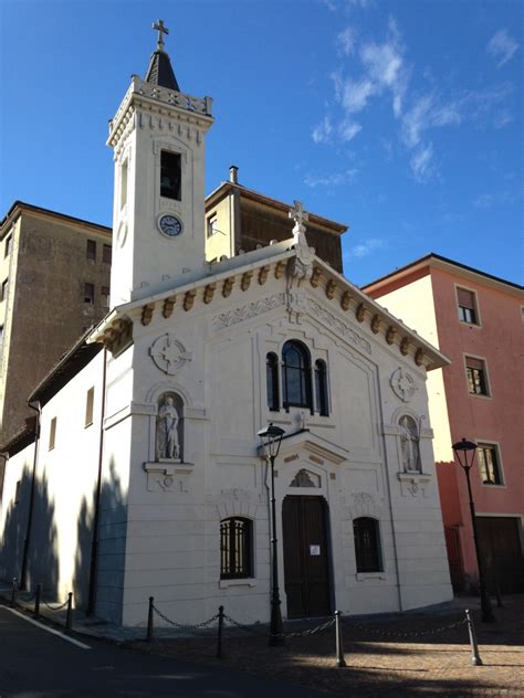 Foto comparativa delle statue di San Rocco presenti nelle due chiese, evidenziando il dettaglio della ferita