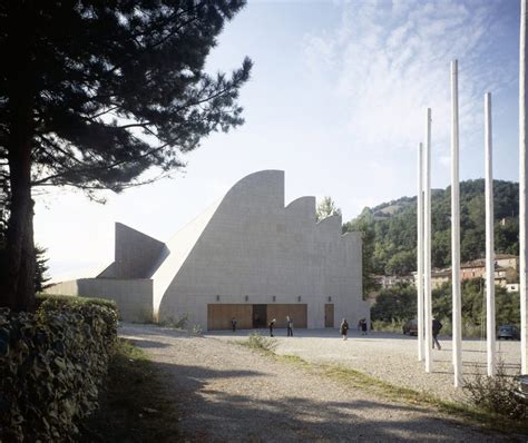 Dettaglio degli esterni della Chiesa di Riola, con i materiali a vista
