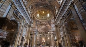 Dettaglio dell'altare e del gioco di luci all'interno della chiesa