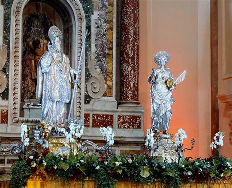 Foto delle statue argentee di San Martino e Santa Comasia