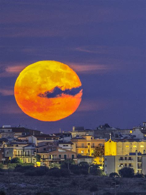 foto della Superluna che sorge sull'orizzonte di Roma
