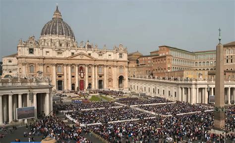 Papa Francesco che impartisce una benedizione in Piazza San Pietro