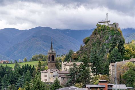panoramica di un villaggio montano con una chiesa in evidenza nella regione Friuli o Cadore