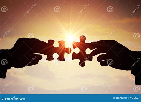 illustrazione simbolica di supporto e ascolto, magari con due mani che si uniscono