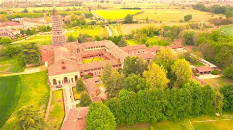 Veduta panoramica dell'Abbazia di Chiaravalle immersa nel verde della pianura lombarda