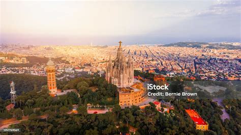 Foto panoramica della Casa del Sacro Cuore e dei suoi spazi comuni immersi nel verde.
