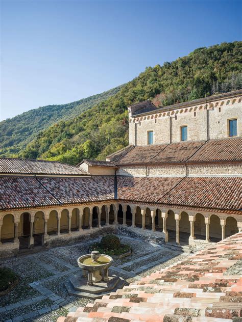 Interno di una camera della foresteria dell'abbazia