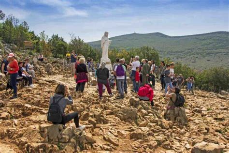 Foto della collina delle apparizioni a Medjugorje (Podbrdo) con pellegrini in preghiera