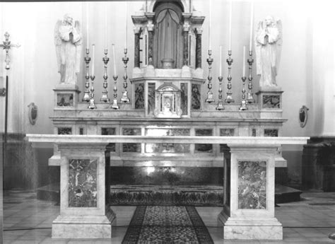 Schema di altare cristiano antico con mensa e sostegni