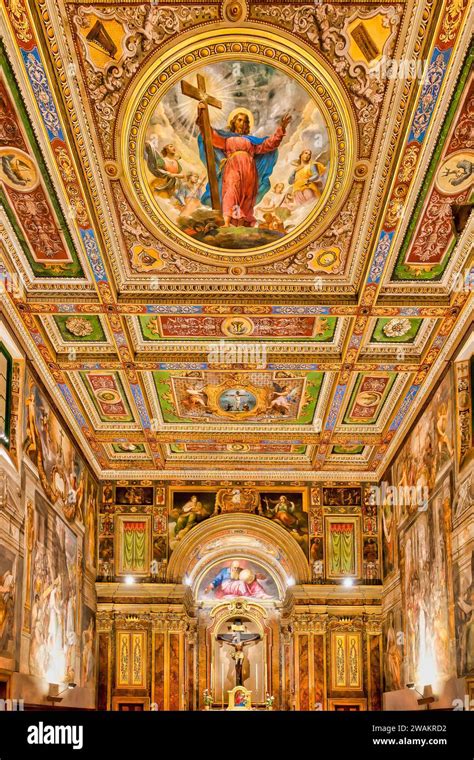 Interno dell'Oratorio del Crocifisso a Trevi con dettagli degli altari e delle cappelle laterali
