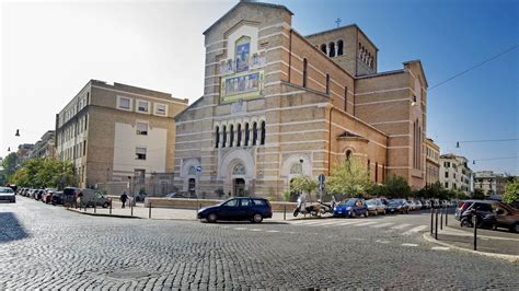 Veduta panoramica di Piazza Santa Maria Liberatrice a Testaccio, Roma