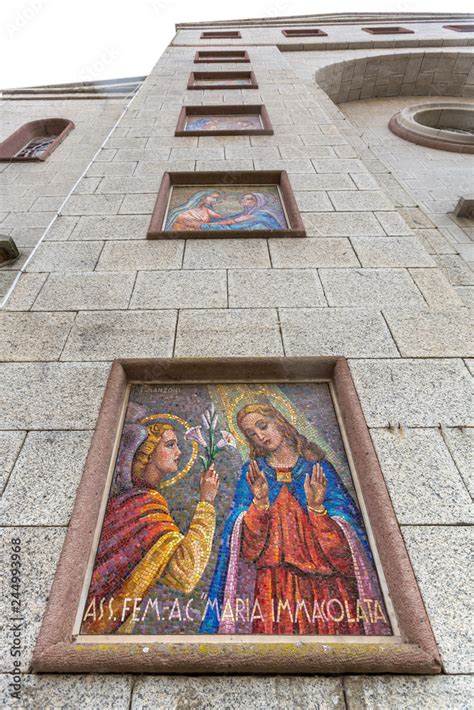 Dettaglio del mosaico della Crocifissione sulla facciata della chiesa