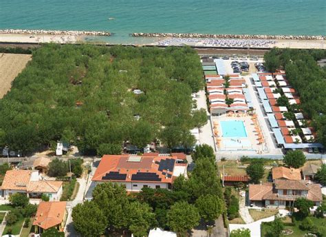 Vista aerea del campeggio con accesso diretto al mare e vicinanza a Fano