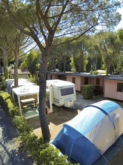 Panoramica del campeggio che mostra la disposizione delle piazzole e la vicinanza al mare