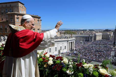 Benedetto XVI affacciato dalla loggia di San Pietro dopo l'elezione