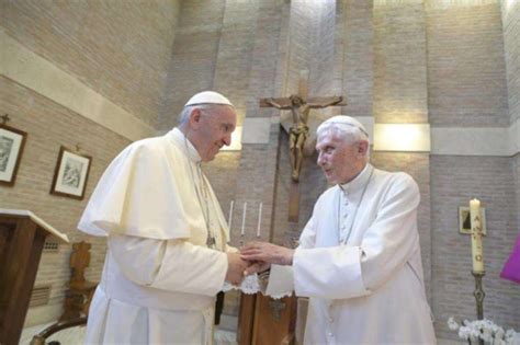 Papa Francesco mentre ricorda Benedetto XVI