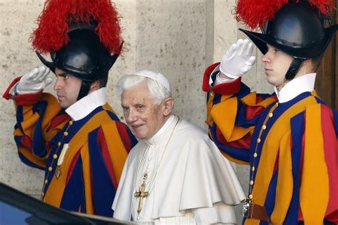 Benedetto XVI con le Guardie Svizzere