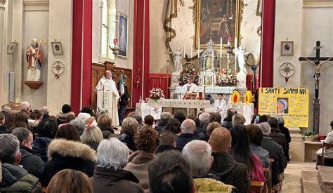 Cerimonia di saluto di un parroco all'interno di una chiesa storica