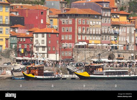 Veduta del quartiere Ribeira a Porto con barche sul fiume Douro e ponti