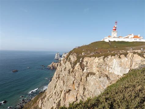 Veduta di Cabo da Roca con il faro e le scogliere a picco sull'oceano