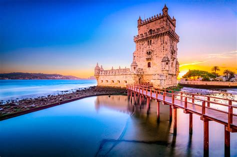 Panorama di Lisbona con la Torre di Belém e il fiume Tago al tramonto