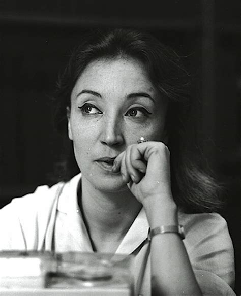 Ritratto di Oriana Fallaci in un momento di riflessione