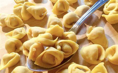 Infografica: tortellini tradizionali e tortellini di pollo a confronto
