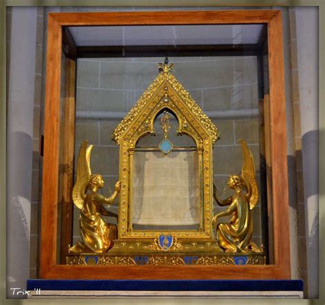 foto della Sancta Camisia o reliquiario del velo di Maria a Chartres