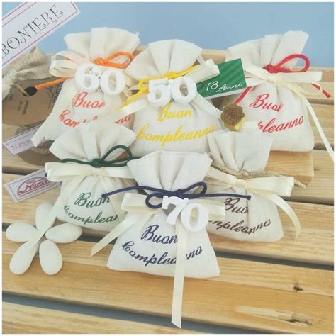 Una selezione di bomboniere per Battesimo, tra cui sacchettini con confetti, piccole bottiglie e piantine.