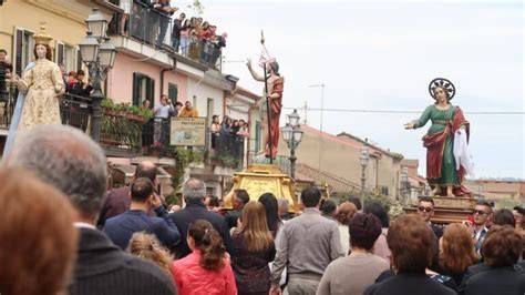 Foto della processione dell'Affruntata in un paese calabrese con statue religiose e folla