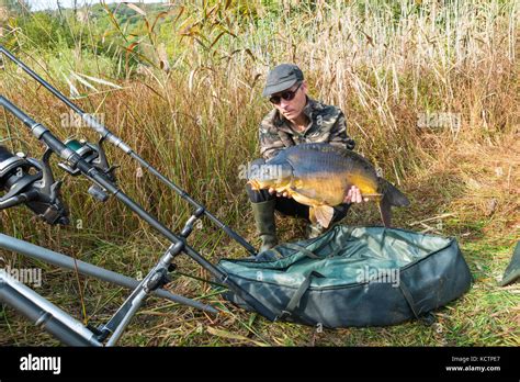 Pescatore che pratica carp fishing sul Tevere a Castel Giubileo
