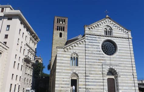 Vista esterna dell'Abbazia di Santo Stefano a Genova, che mostra la sua posizione dominante e l'architettura romanica.