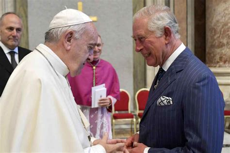Foto di Papa Francesco e Re Carlo III o della reliquia donata