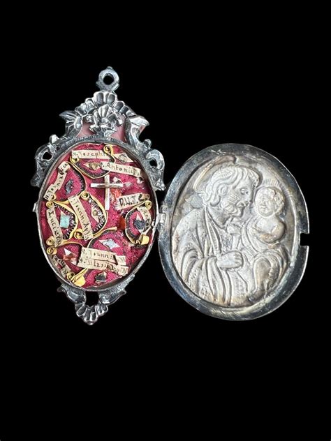 Foto di un reliquiario antico o moderno con dettagli dell'iscrizione