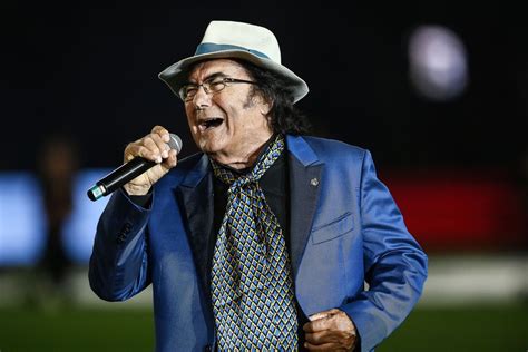 Foto di Al Bano durante una delle sue esibizioni in Vaticano o in contesti religiosi