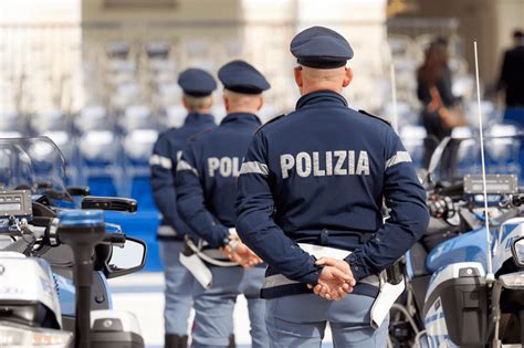 agenti di polizia che interagiscono con i residenti in un contesto di quartiere