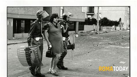 manifestanti che erigono barricate durante la rivolta di San Basilio