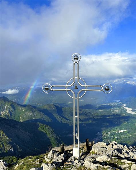 Vista panoramica della Roccia Vela che si staglia contro il mare blu