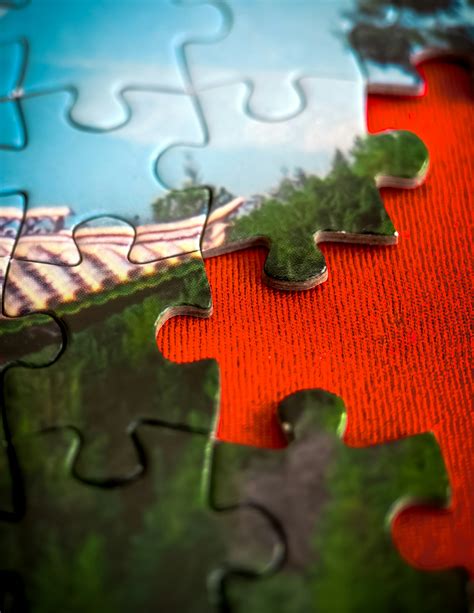 Immagine di un puzzle raffigurante la Roccia Vela con elementi complessi come nuvole e rocce