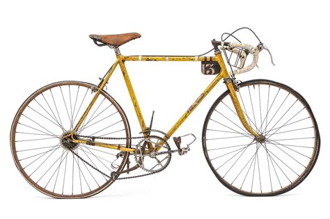 Gino Bartali in bicicletta, con un'immagine di sfondo di un paesaggio collinare toscano o di Pomino, Rufina, negli anni '40.