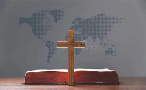 Bibbia aperta con enfasi sul Vangelo di Giovanni