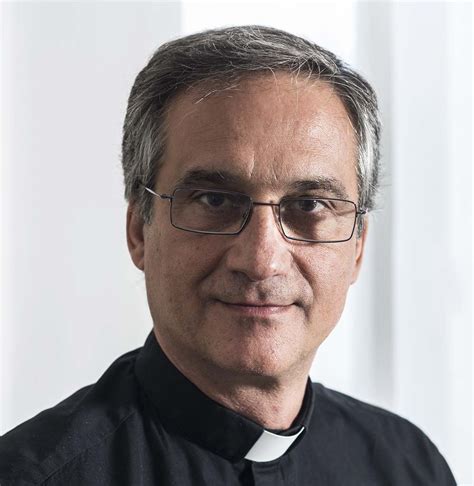 Foto di Monsignor Dario Edoardo Viganò in contesto di conferenza o evento culturale