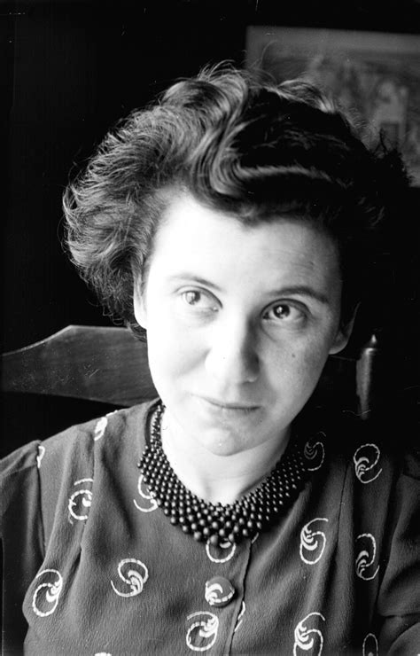 Ritratto di Etty Hillesum, simbolo di ricerca spirituale durante la Shoah