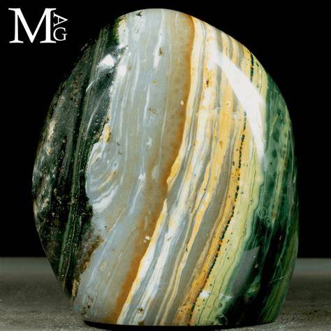Varietà di agate colorate in sezione levigata