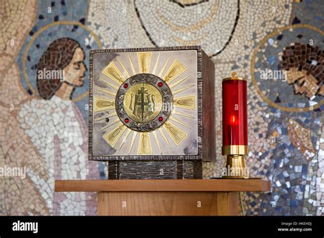 Foto di un tabernacolo artistico situato in una cappella laterale di una chiesa moderna