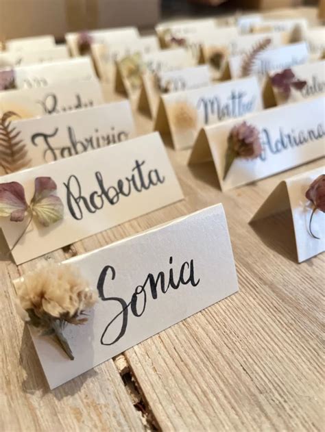 Tavolo con segnaposto in cartoncino e piccoli elementi decorativi