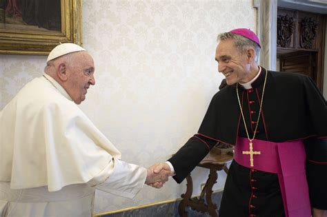 Foto di Papa Francesco e del Nunzio Apostolico Alberto Ortega Martín
