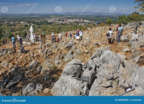 Foto panoramica di Medjugorje e della collina delle apparizioni Crnica