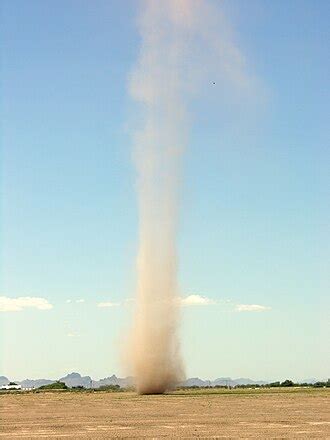 foto tematica/foto di un dust devil nel deserto terrestre
